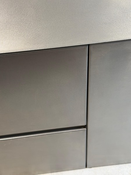 Mobila Inox Satinat Manual — finisaj pentru mobilier și obiecte din inox lucrate manual la comandă, Mesterii lui Peshte.